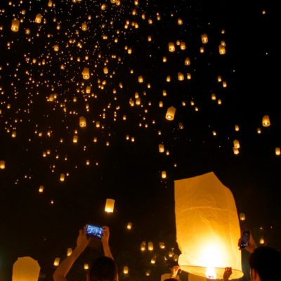 Festival de linternas flotantes al cielo en Chiang Mai. ¡Un espectáculo mágico! (Ni Yi Peng ni Loy Krathong)